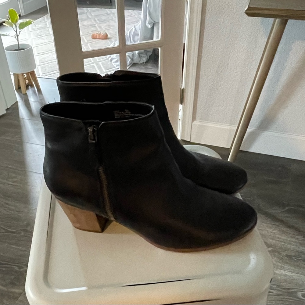 Crown Vintage chunky heel booties